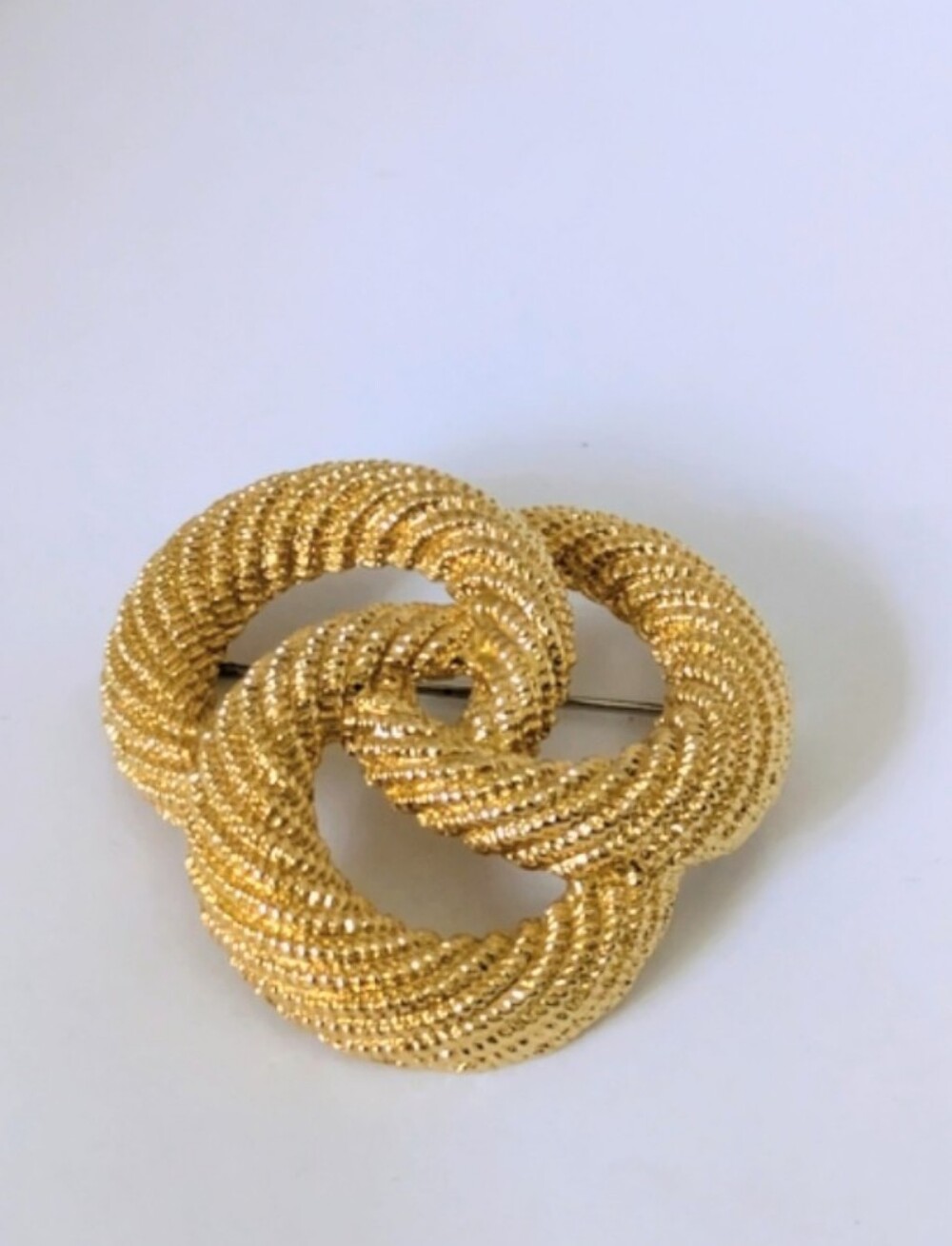 Alfred SUNG Stunning Vintage Gold Tone Textured Knot Brooch Signed Designer